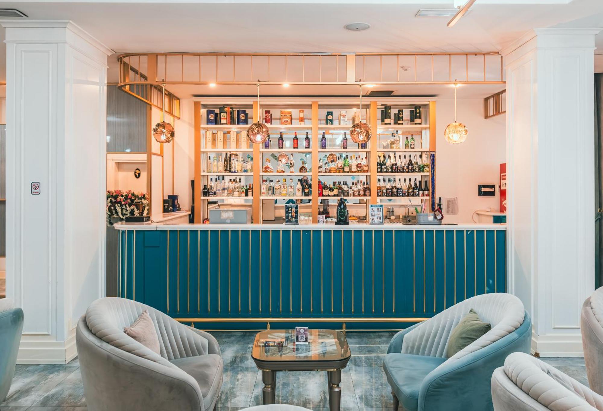 Alba Hotel & Spa Баку Экстерьер фото The bar at the 100 Queen's Gate