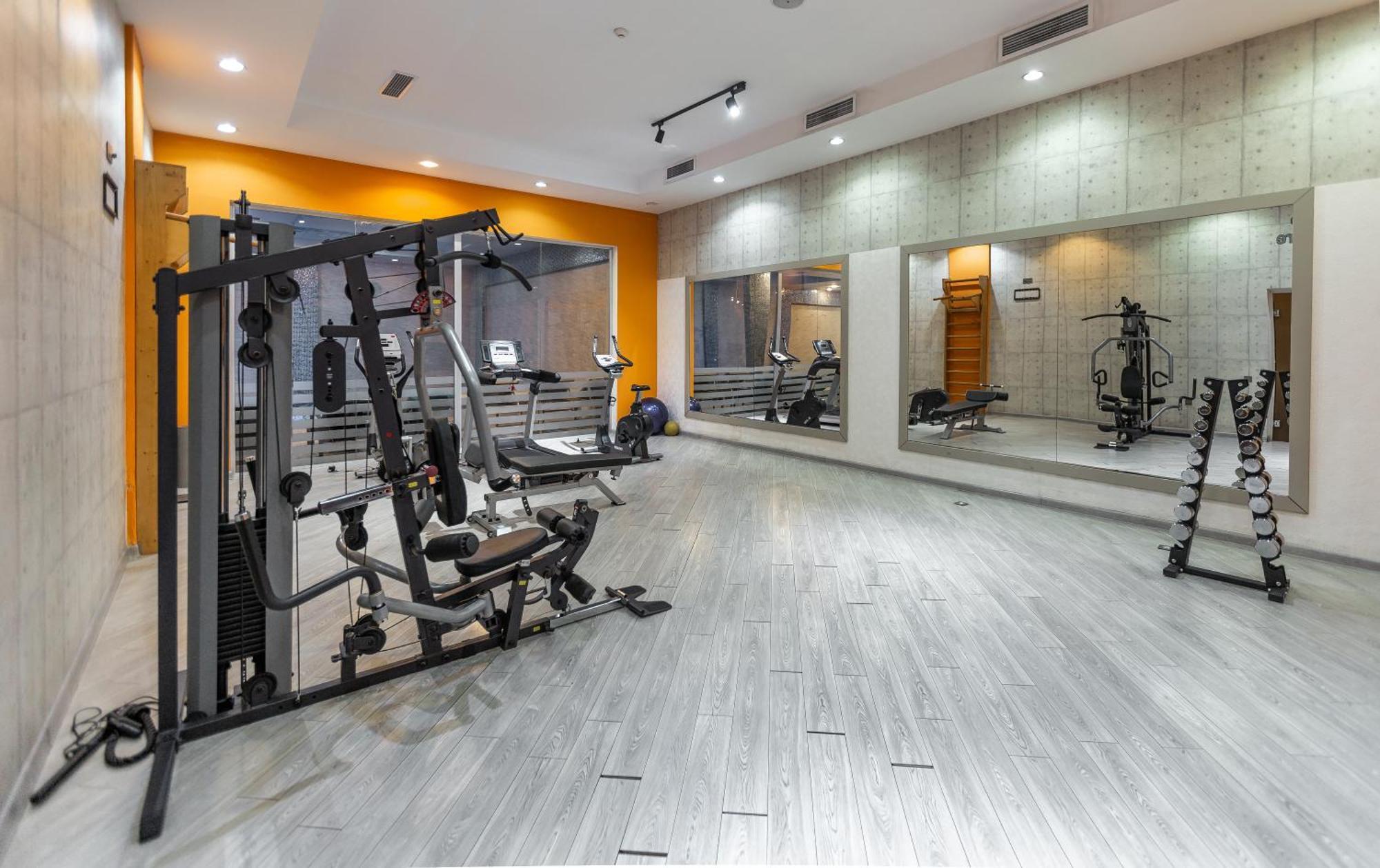 Alba Hotel & Spa Баку Экстерьер фото A gym in a hotel