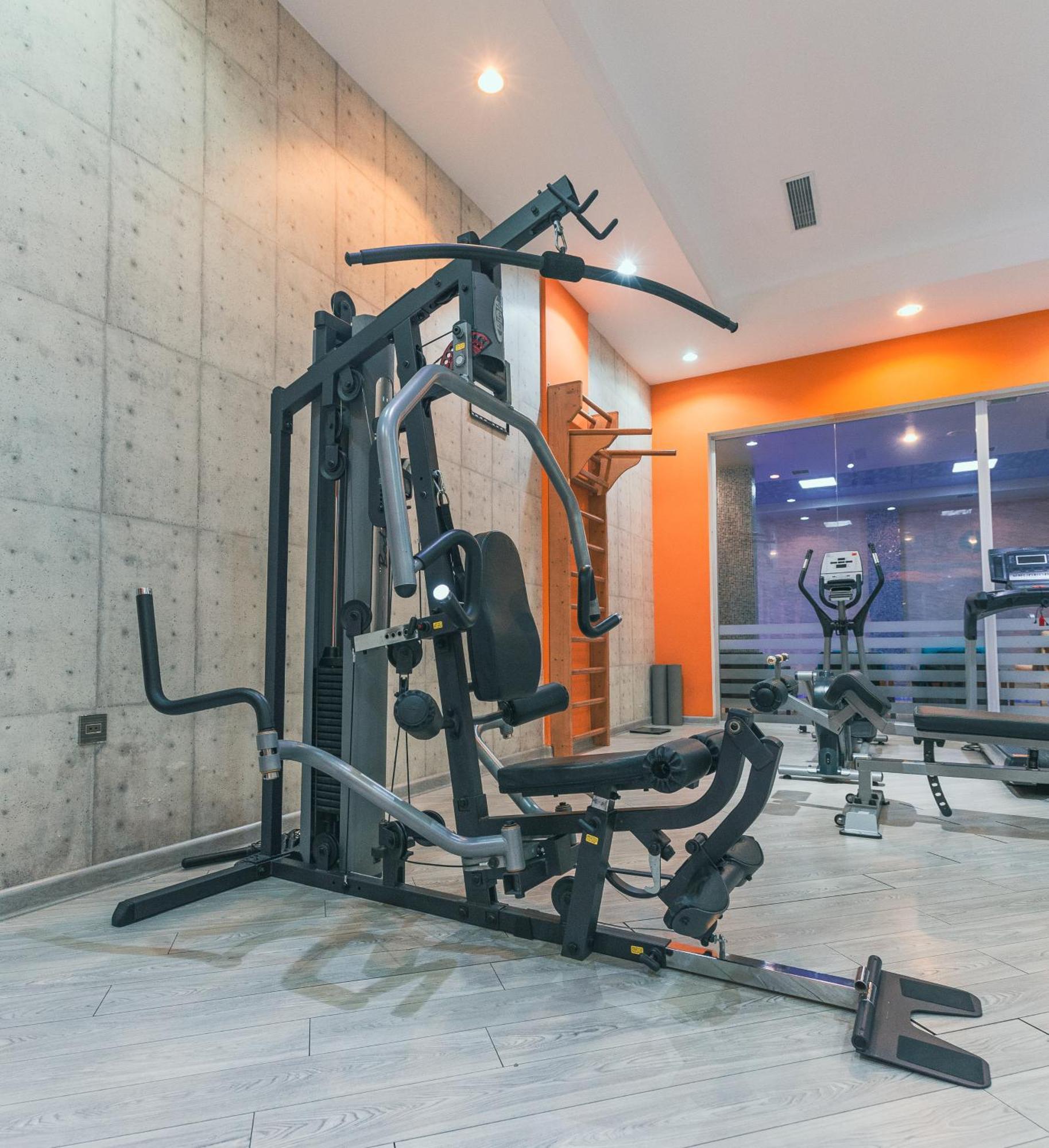 Alba Hotel & Spa Баку Экстерьер фото A typical home gym